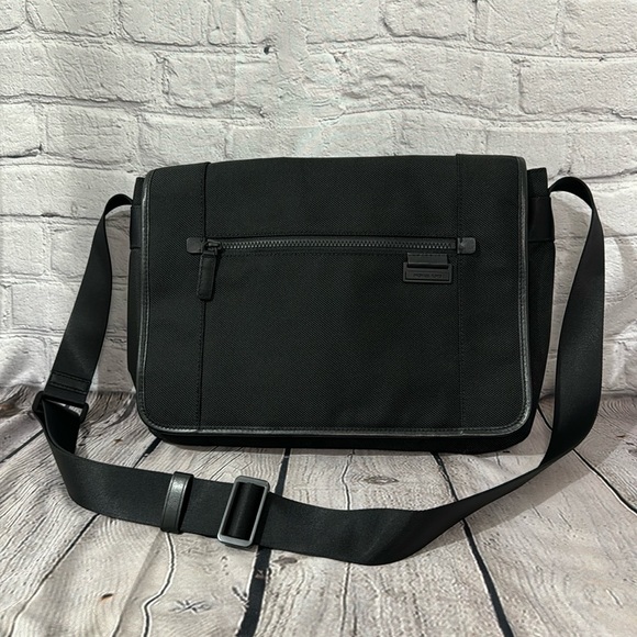 NWT Michael Kors Travis Messenger Bag - Picture 1 of 8